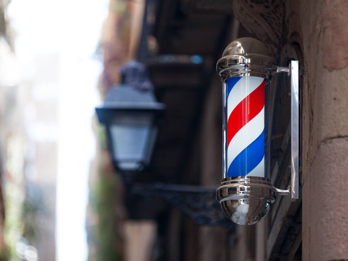Foto: El significado de los colores de los postes de peluquerías y barberías (Fuente: iStock)