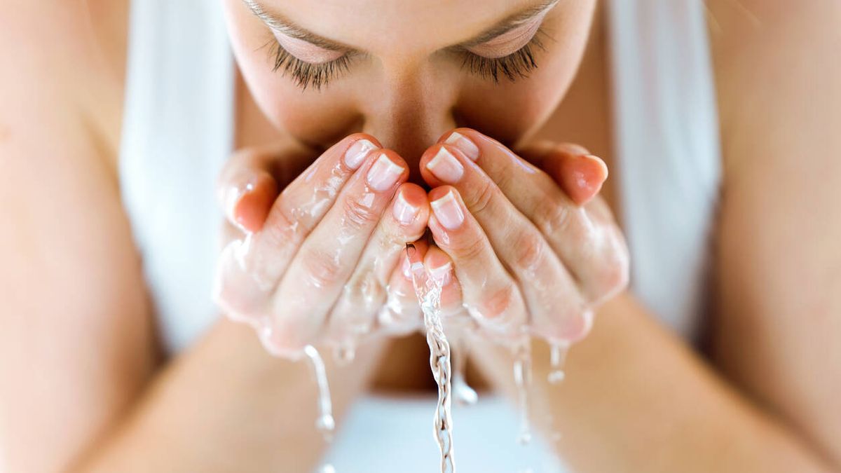 Las tres razones por las que no deberías lavarte la cara nada más levantarte