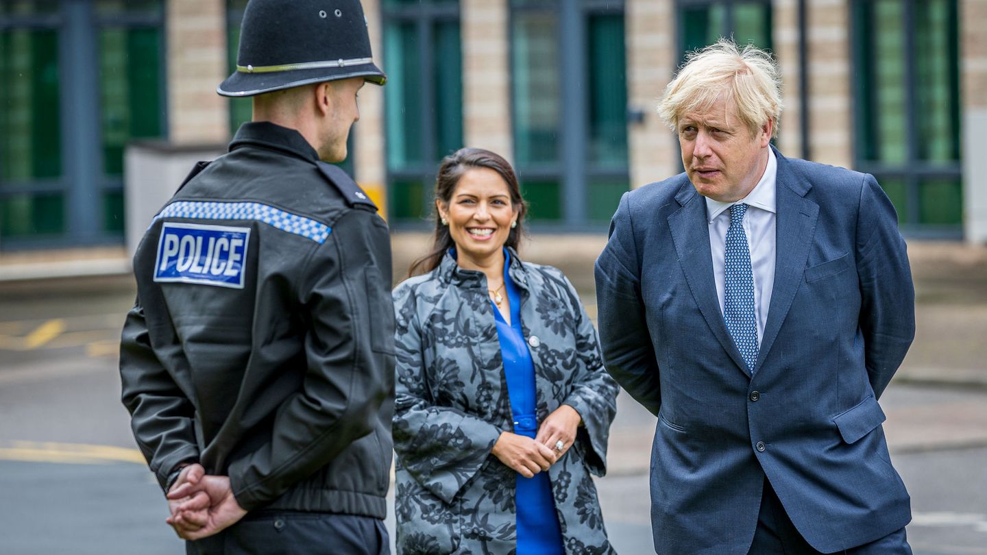 Priti Patel junto a Boris Johnson y un policía. (EFE)