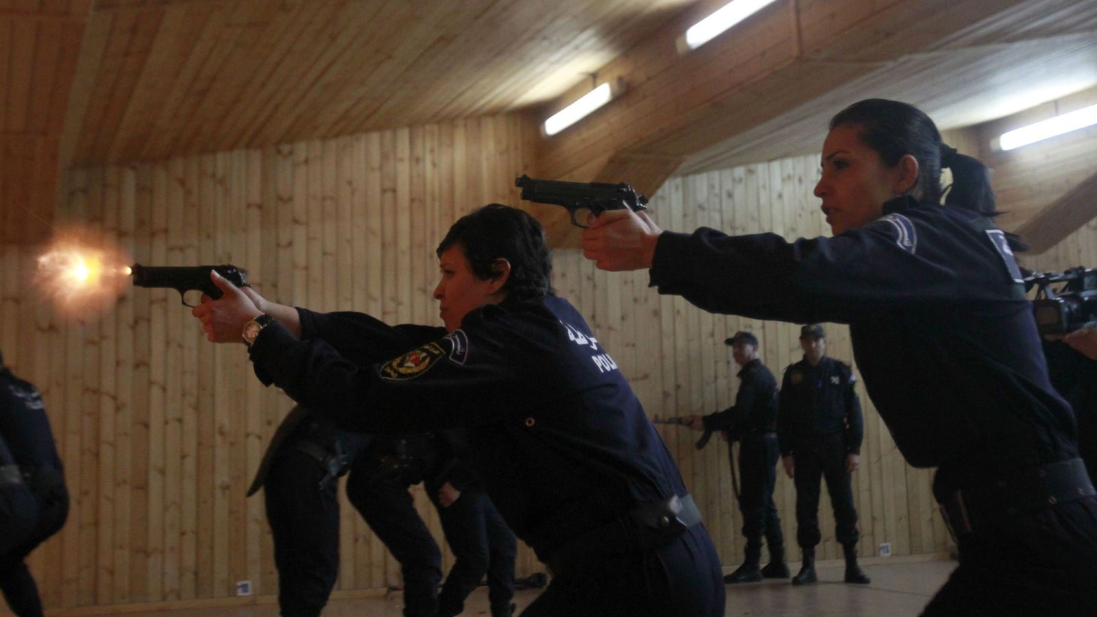 Foto: Dos oficiales femeninas se entrenan en un cuartel de policía de Argel, en marzo de 2013 (Reuters)