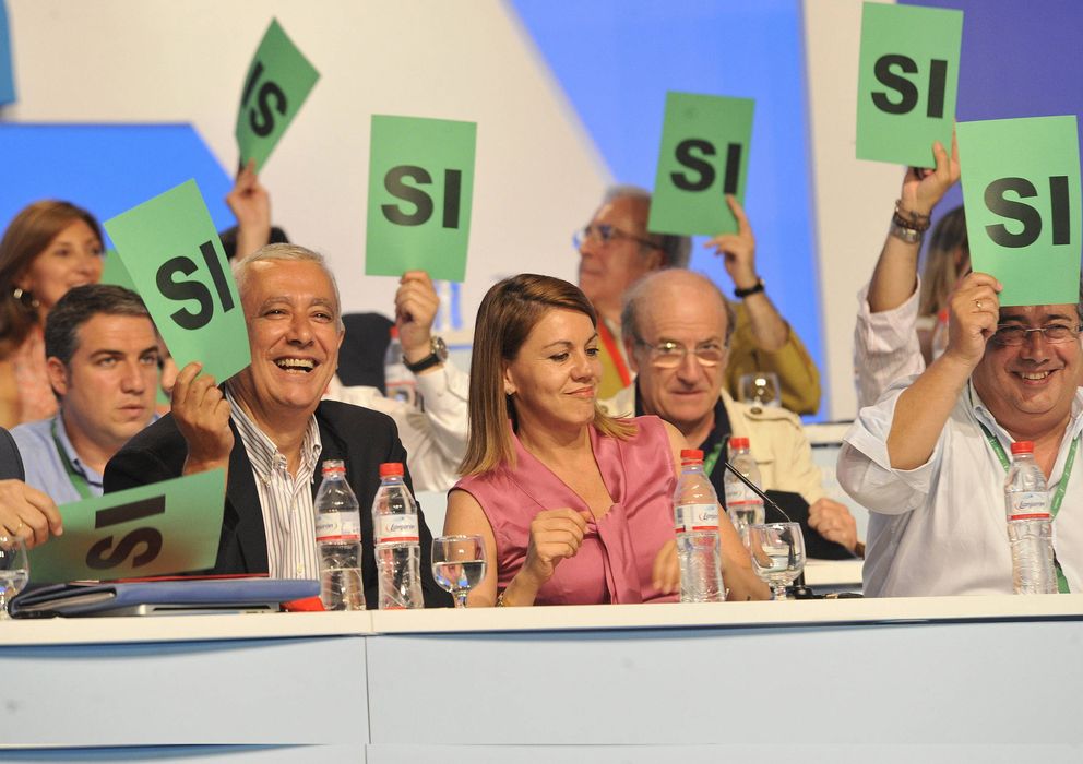 Foto: Cospedal con Arenas y Zoido en el Congreso del PP andaluz de 2012. (EFE)