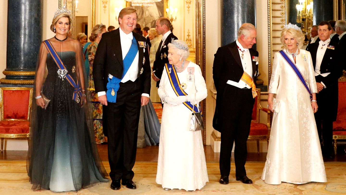 Los reyes de Holanda junto a Isabel II y sus herederos. (Reuters)