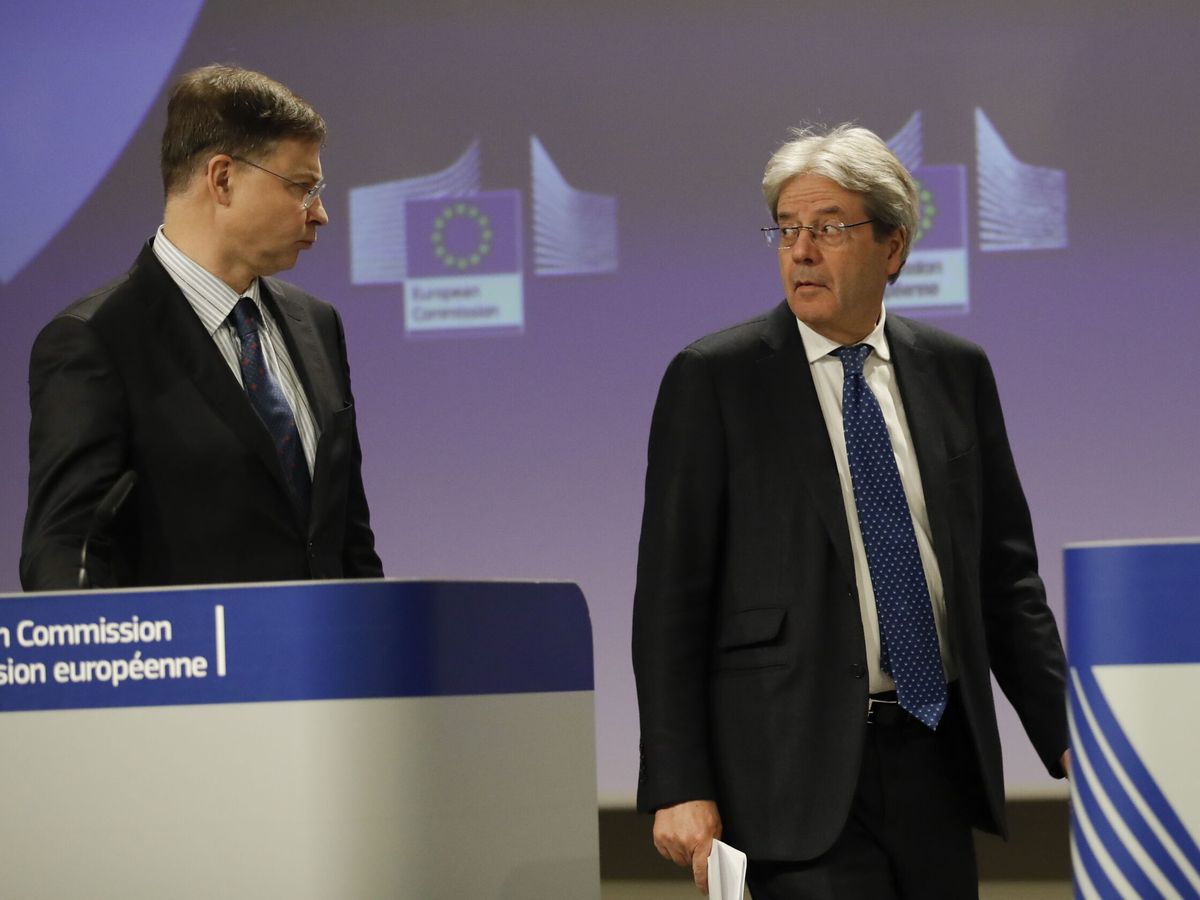 Foto: Valdis Dombrovskis, vicepresidente de la Comisión Europea, junto a Paolo Gentiloni, comisario de Economía. (EFE)