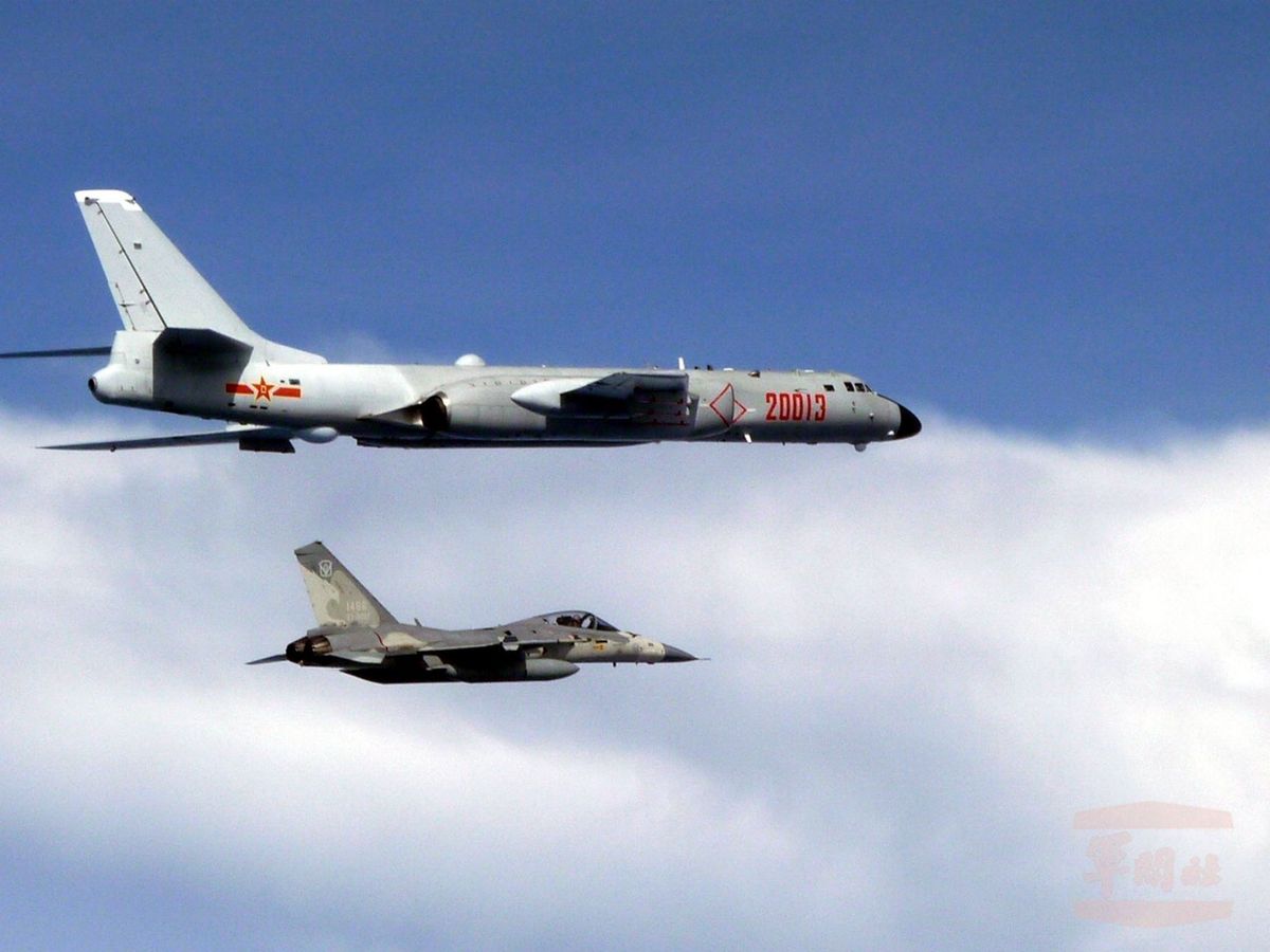 Foto: Un caza de la Fuerza Aérea taiwanesa intercepta a un bombardero chino H-6. (EFE)