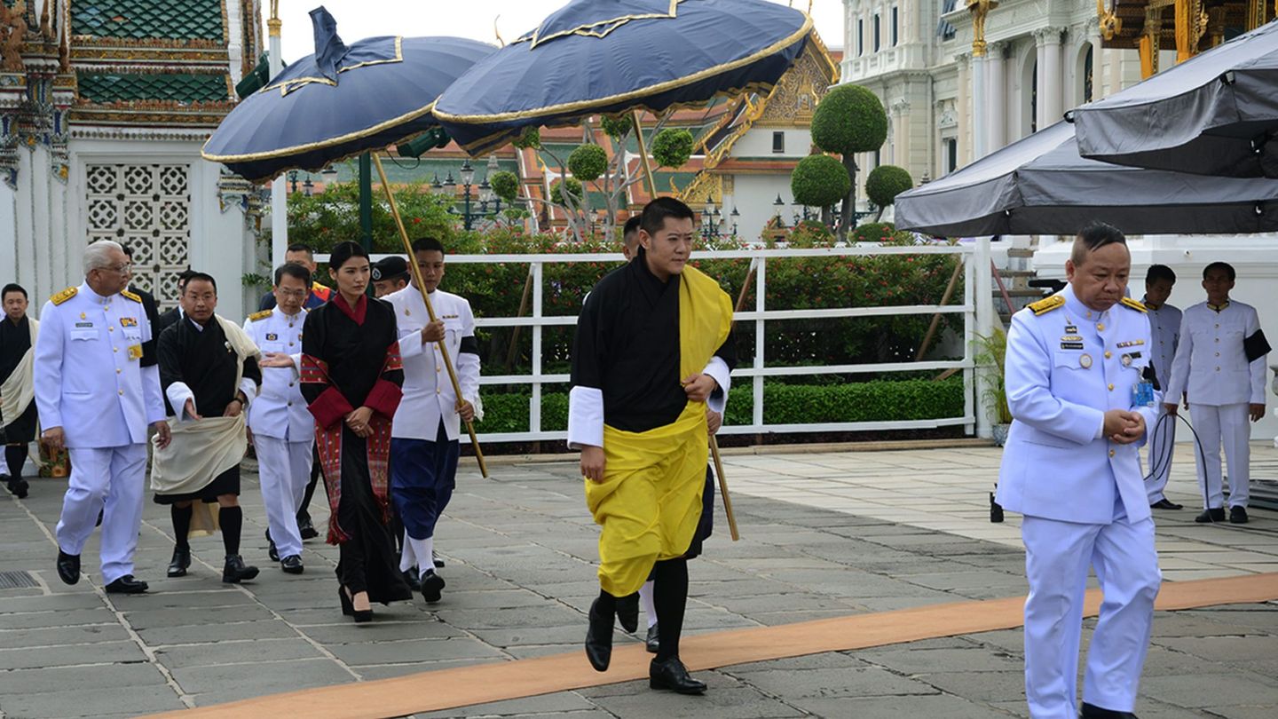 Los reyes de Bután, durante un evento oficial. (EFE)