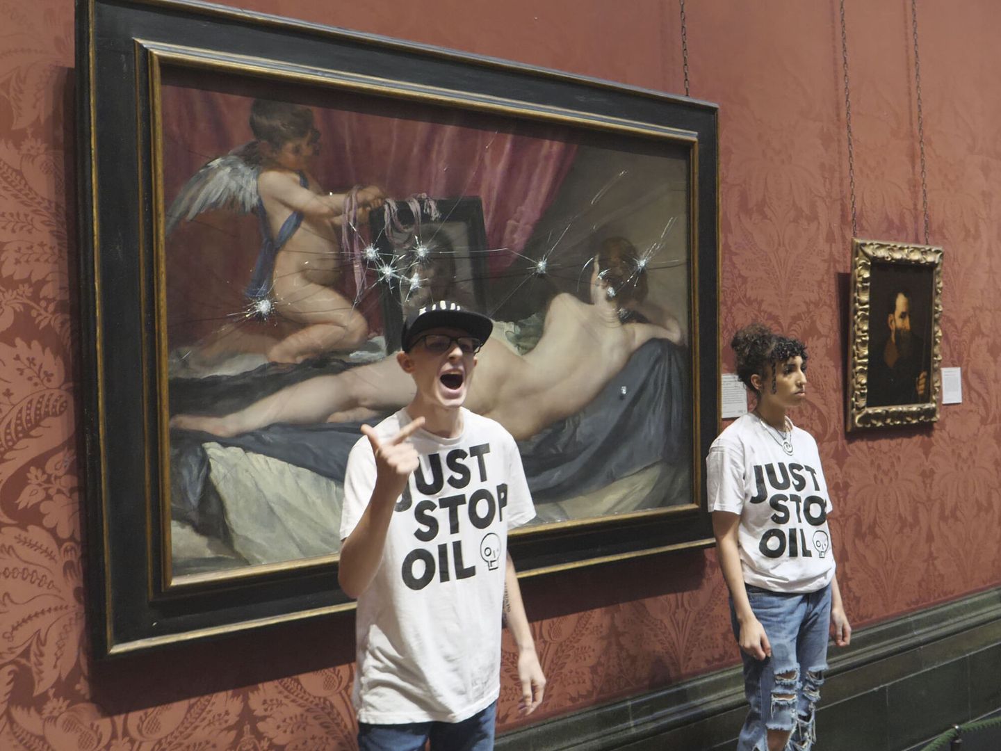 Dos ecologistas del grupo 'Just Stop Oil' rompen el cristal que cubre la pintura 'La Venus del espejo'. (EFE/Just Stop Oil)