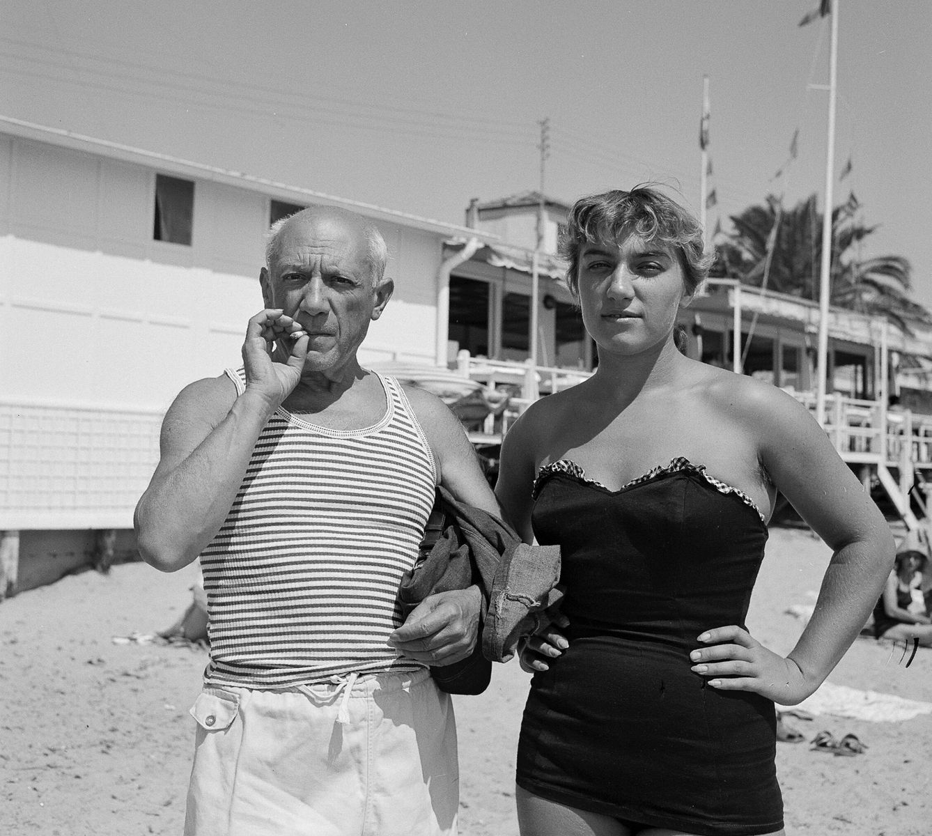 Pablo Picasso, junto a su hija Maya, en la playa. (EFE)