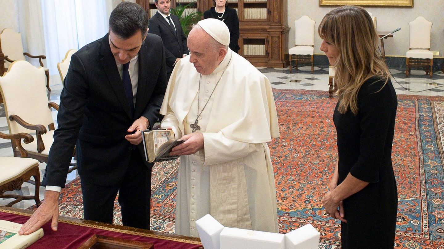 El Papa recibe a Pedro Sánchez y Begoña Gómez en el Vaticano. (Vatican News)