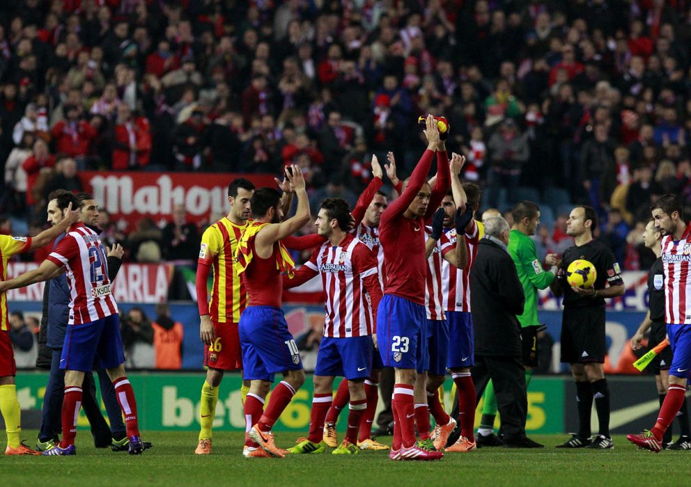 Foto: Los jugadores del Atlético saludan a la afición tras el partido del pasado sábado (EFE)