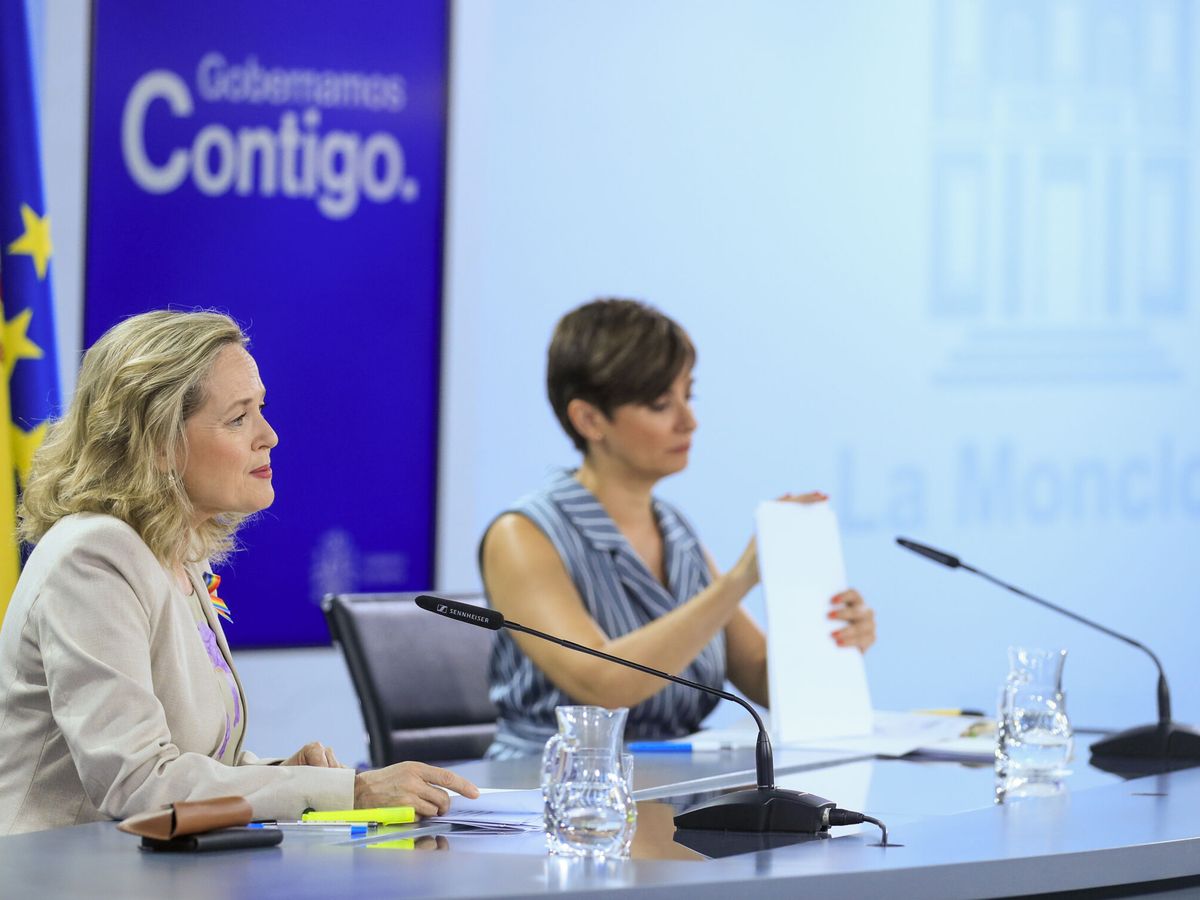 Foto: La vicepresidenta primera, Nadia Calviño (i), y la ministra de Política Territorial y portavoz del Gobierno, Isabel Rodríguez. (EFE/Fernando Alvarado)