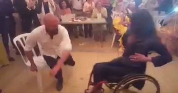 Foto: Soraya, de 42 años, se ha hecho viral al bailar una sevillana en silla de ruedas.