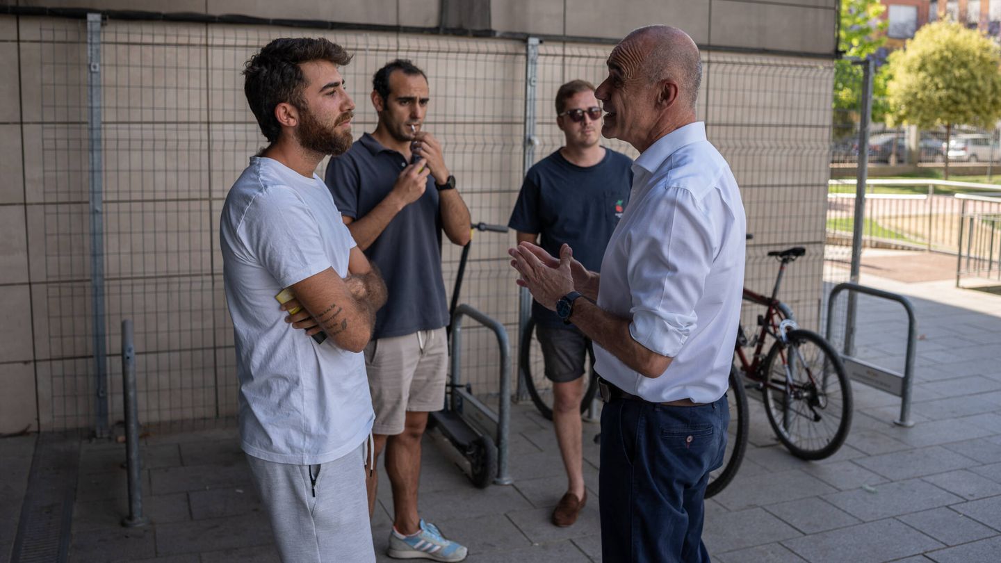 Antonio Muñoz charla con unos vecinos en la capital andaluza. (S. D.)
