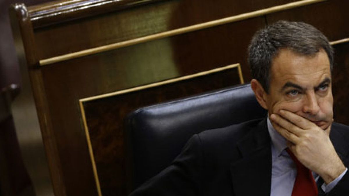 Zapatero desespera al PSOE al avivar la incertidumbre sobre su futuro político