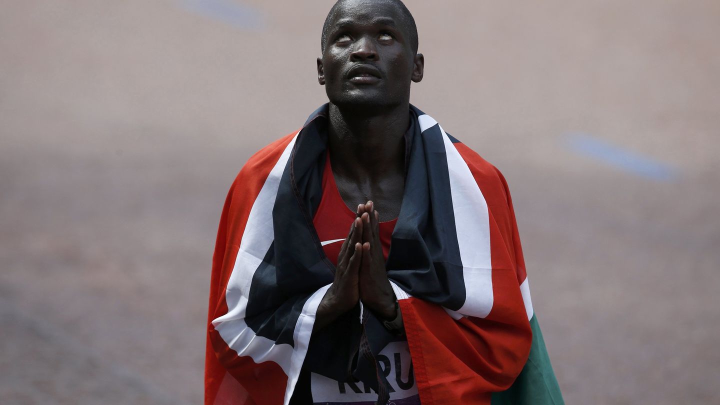 Abel Kirui reza tras su victoria en el maratón de los Juegos de Londres en 2012 (Reuters).