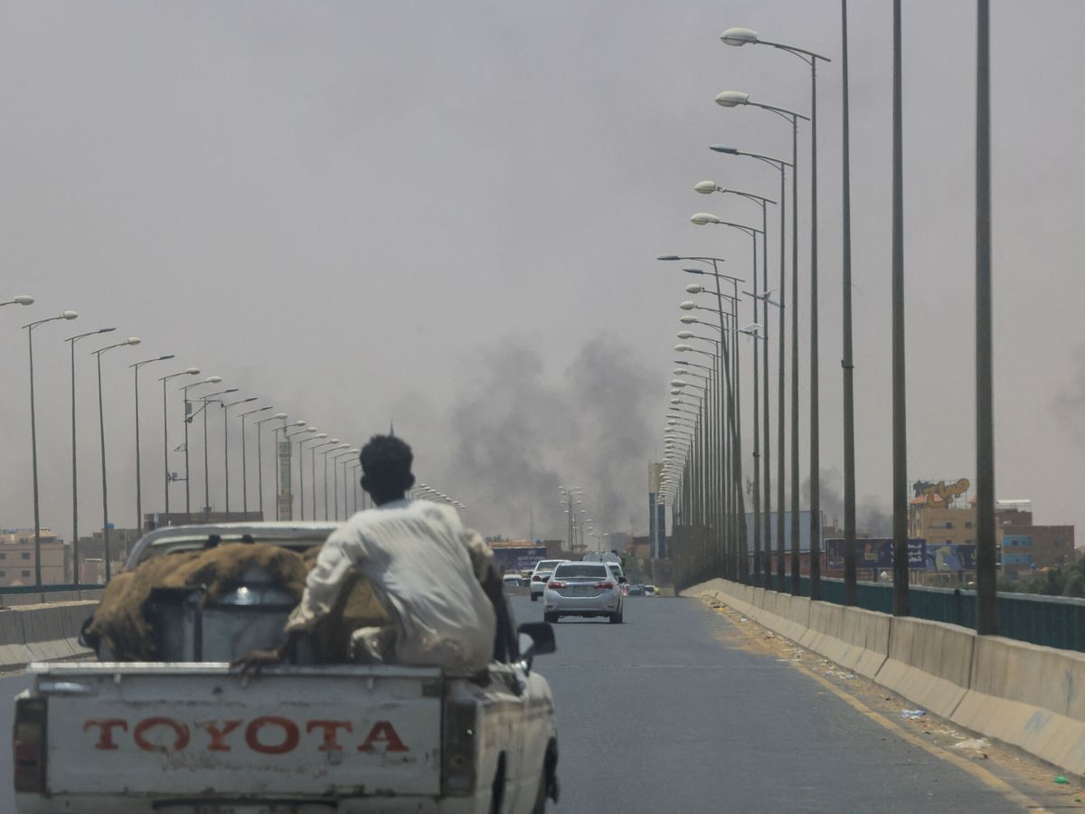 Foto: El humo se eleva cerca del puente Halfaya en Jartum norte. (Reuters/Mohamed Nureldin Abdallah)