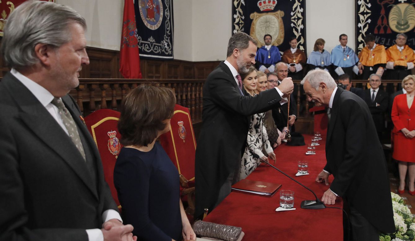 Eduardo Mendoza recibe el Premio Cervantes de manos de Felipe VI. (EFE)