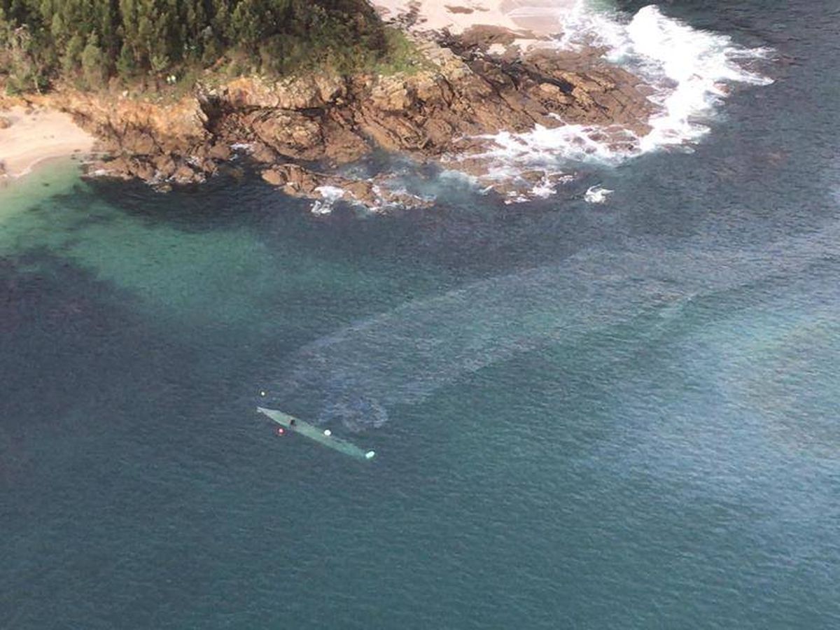Foto: Imagen aérea del narcosubmarino capturado en Pontevedra. (Foto cedida a EC)