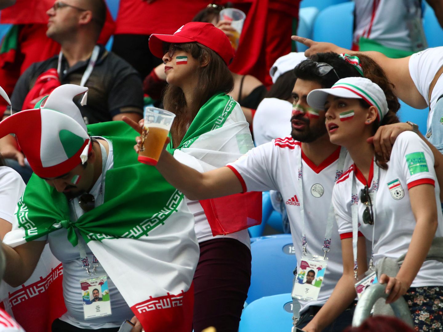 Aficionados iraníes, durante el partido contra Marruecos, en el estadio San Petersburgo. (Reuters)