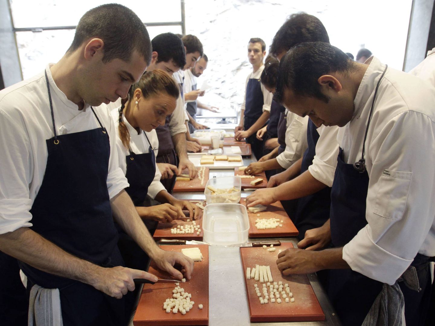 Una veintena de cocineros prepara la última cena del restaurante El Bulli, en 2011. (Reuters)
