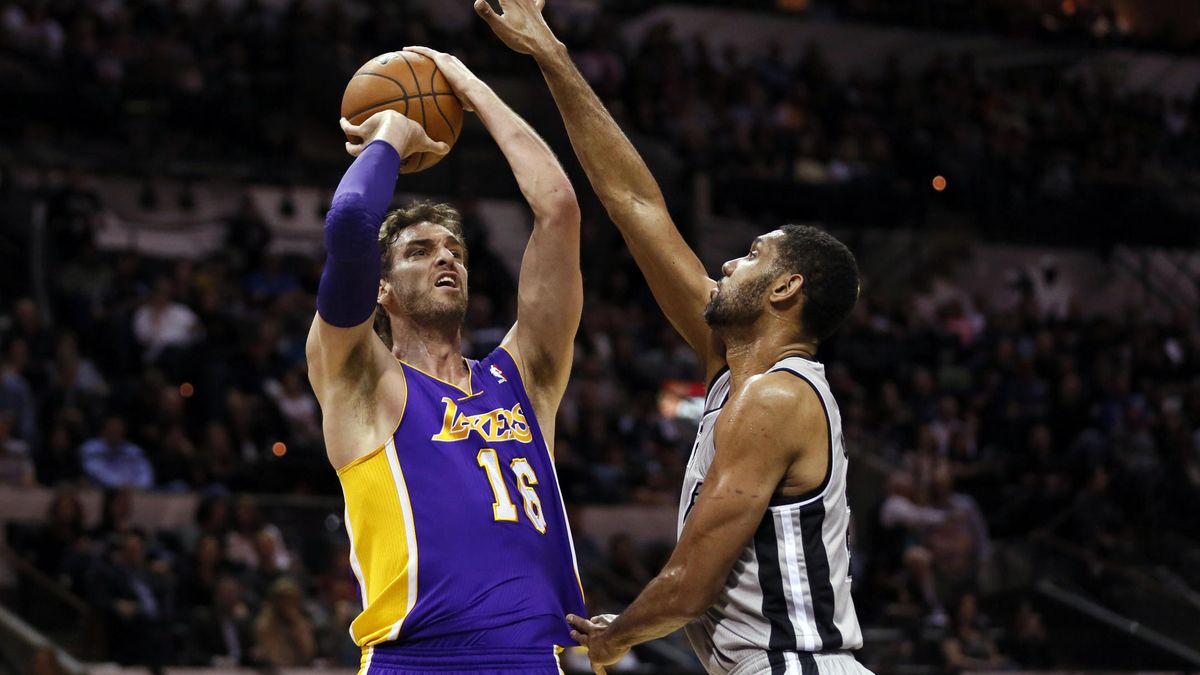 Los Lakers certifican su ausencia de los play-off con otra humillación ante los Spurs