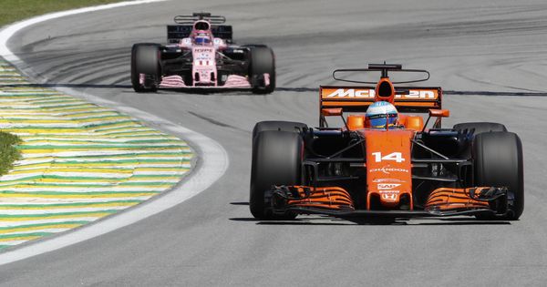 Foto: Fernando Alonso en su McLaren durante el GP de Brasil 2017. (EFE)