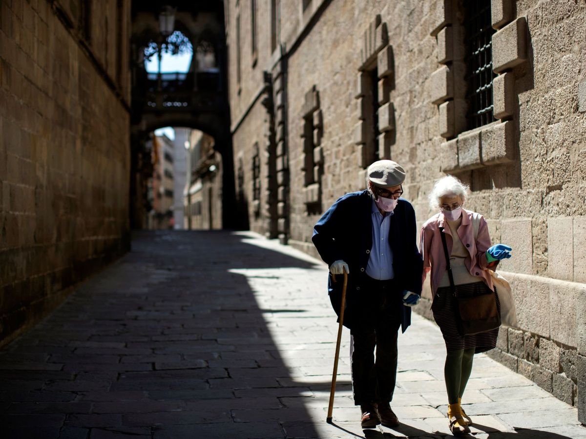 Foto:  Dos ancianos caminan por una calle del centro de Barcelona. (EFE)