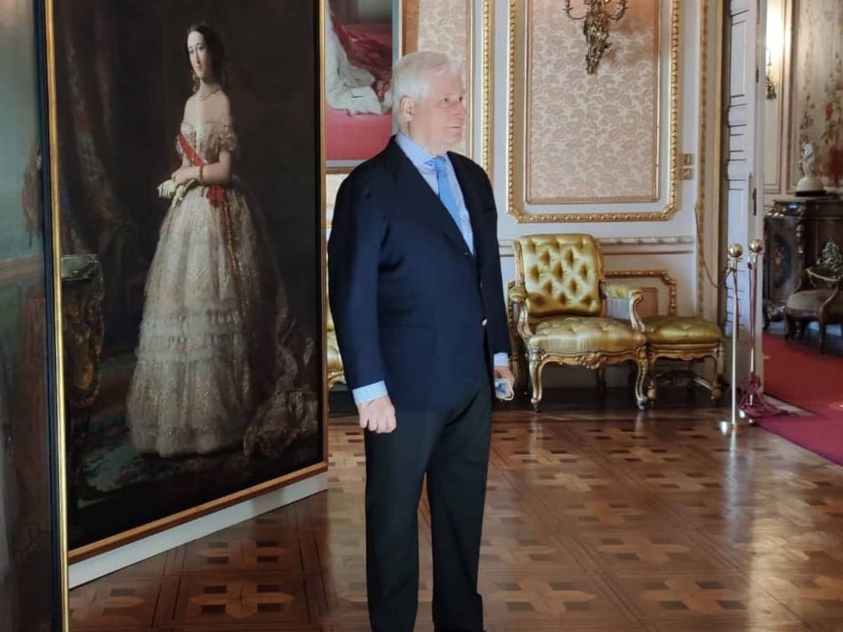 Foto: Carlos Fitz-James Stuart, actual duque de Alba, en una de las exposiciones del palacio de Liria. (Instagram @palaciodeliria)