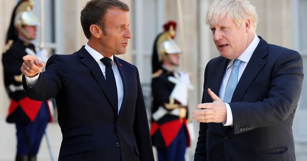 Foto: El presidente francés Emmanuel Macron junto al 'premier' británico Boris Johnson en París. (Reuters)
