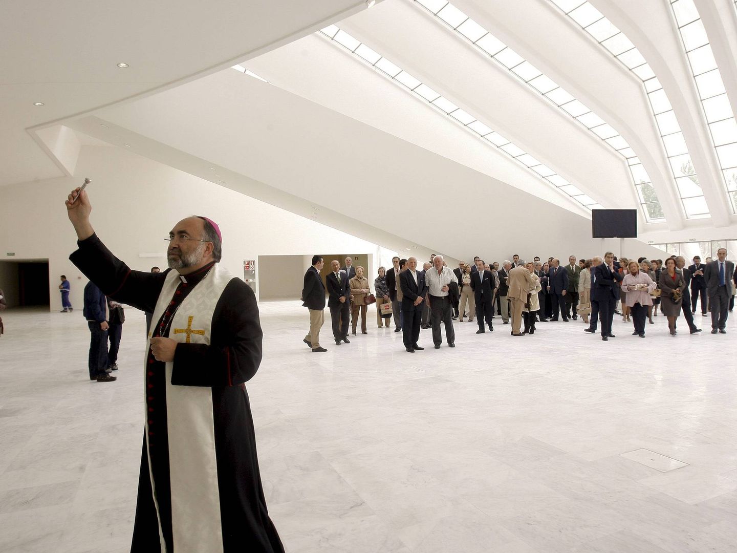 El arzobispo de Oviedo, Jesús Sanz (i), bendice el Palacio de Exposiciones y Congresos, en mayo de 2011. (EFE)