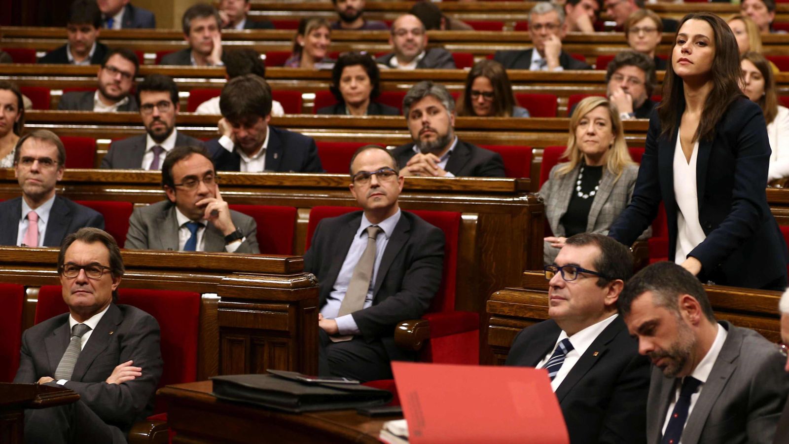 Foto: A la derecha, la líder de la oposición Inés Arrimadas; a la izquierda, Artur Mas (Efe)