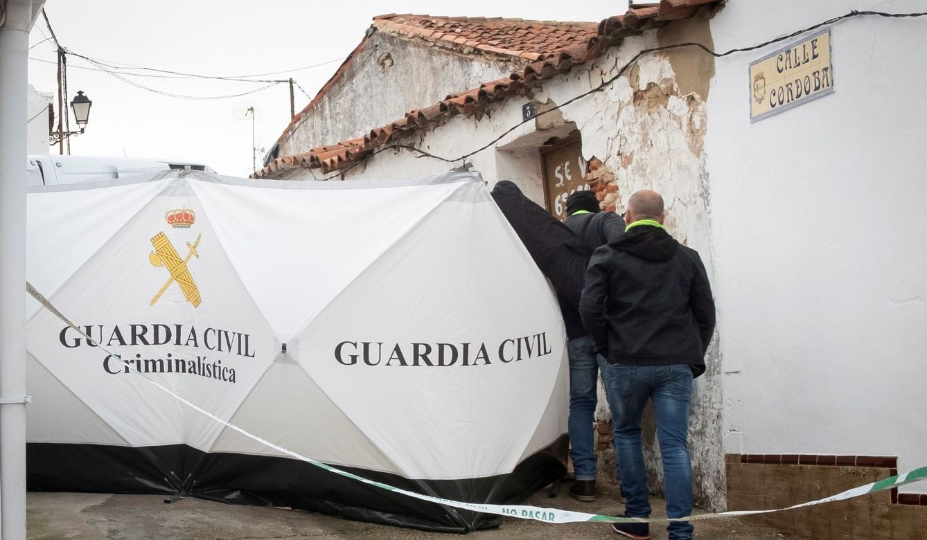 Efectivos de la Guardia Civil colocan una mampara para inspeccionar la vivienda de Montoya. (EFE)