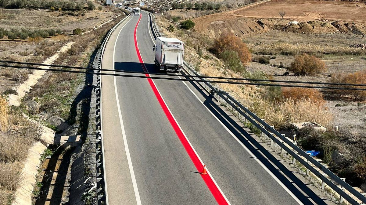 El significado de la línea roja que ha aparecido en las carreteras de España: fíchala para evitar multas de la DGT