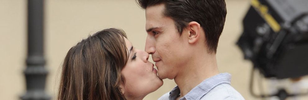 Foto: Álex González y Adriana Ugarte demuestran su amor en público con un beso en el Festival de Málaga