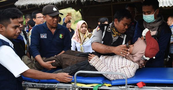 Foto: Miembros del equipo de rescate atienden a un montañero afectado por el terremoto en Indonesia. (Reuters)