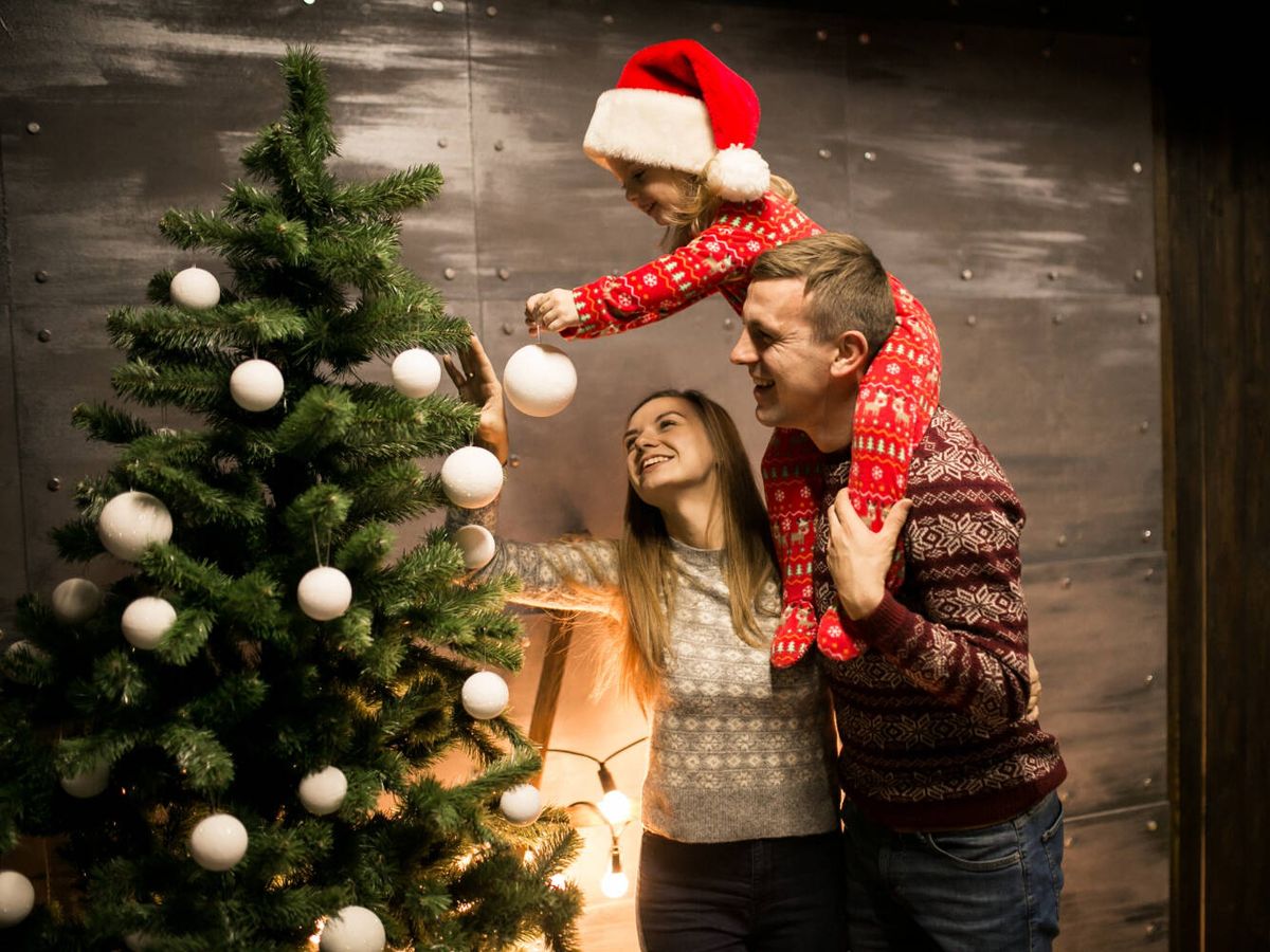Foto: Decorar el árbol de Navidad es una divertida actividad para hacer en família (senivpetro para Freepik)