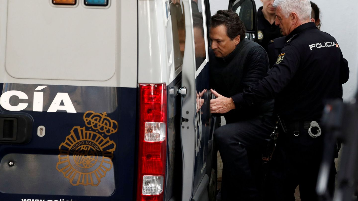 Emilio Lozoya, custodiado por la Policía Nacional española tras su detención. (Reuters)