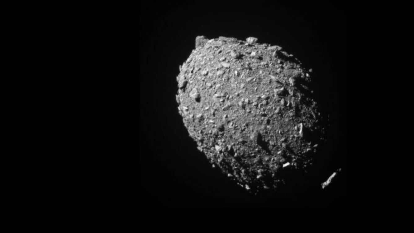 Foto: Imagen del asteroide Dimorphos, segundos antes del impacto (NASA)