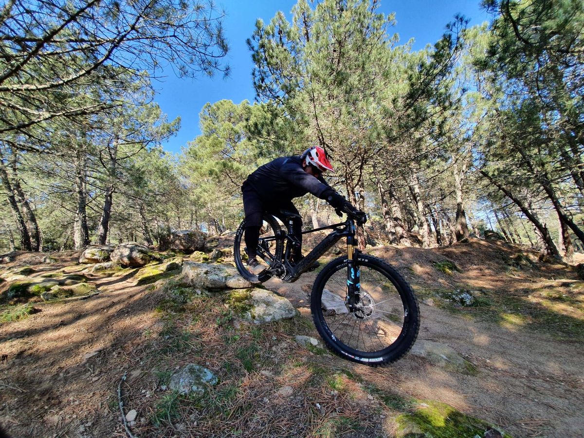 Foto: Juan Ochoa, pionero de la bicicleta de montaña en España, con una de sus e-bikes.