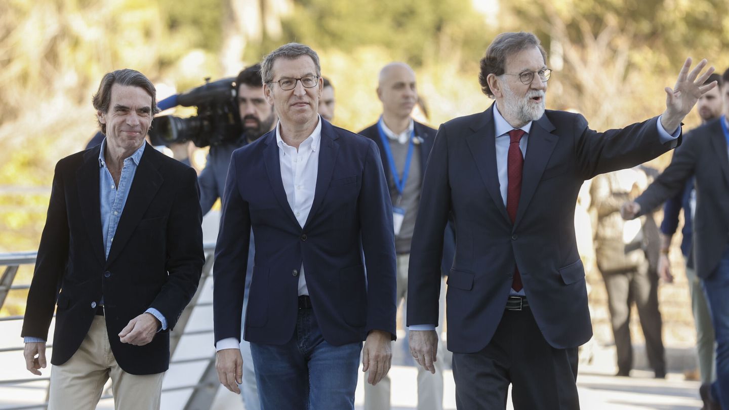 Alberto Núñez Feijóo acompañado por los expresidentes del Gobierno José María Aznar y Mariano Rajoy. (EFE)