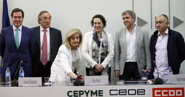 Foto: CCOO, UGT, CEOE y Cepyme firman el IV Acuerdo para el Empleo y la Negociación Colectiva 2018-2020. (EFE)