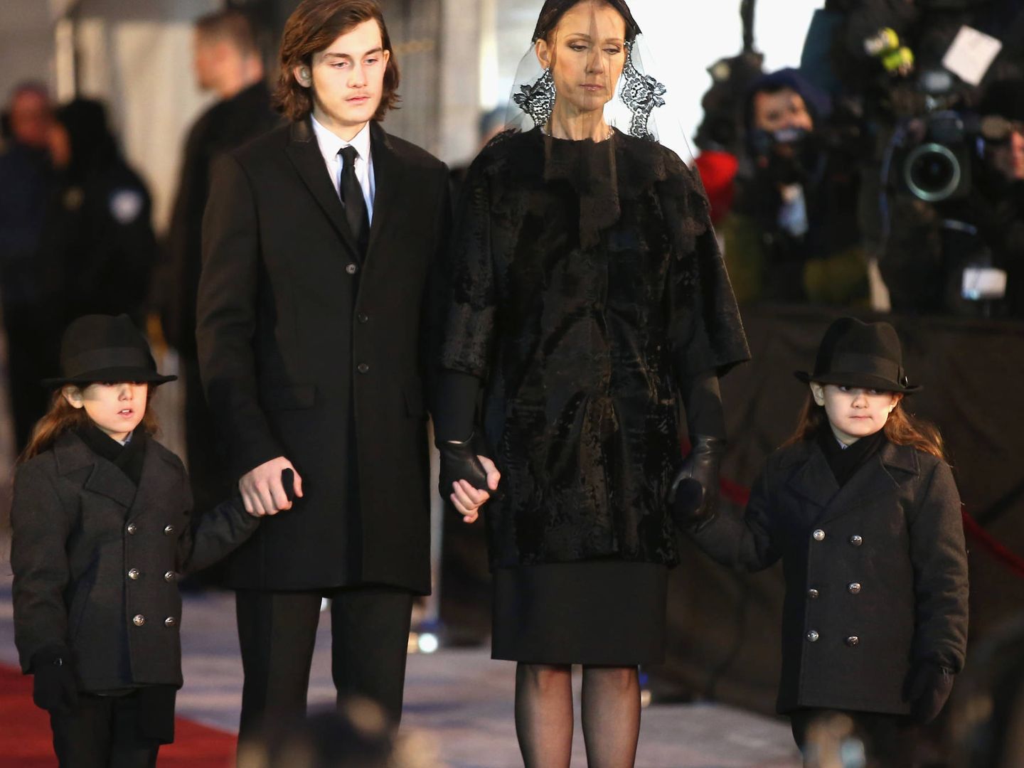 Con sus tres hijos, en el funeral de René Angélil. (Getty)