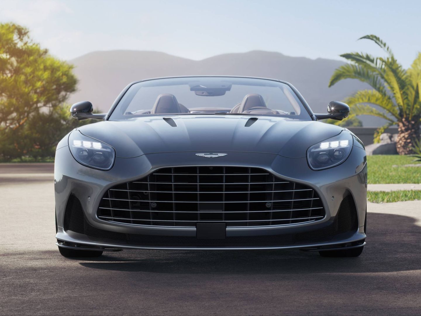 Frontal inconfundible de Aston Martin, aunque según los diseñadores, todo es nuevo en los DB12.