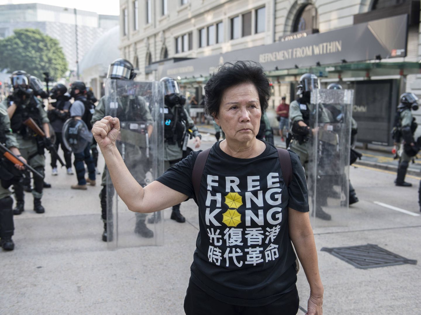 Una manifestante ante la policía hongkonesa. (Zígor Aldama)