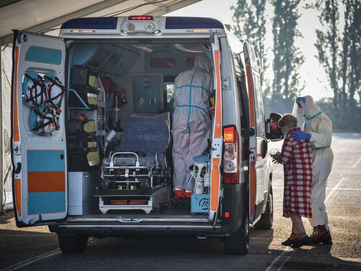 Foto: Transporte de un paciente de coronavirus a un hospital de campaña en Milán, Italia. (EFE)
