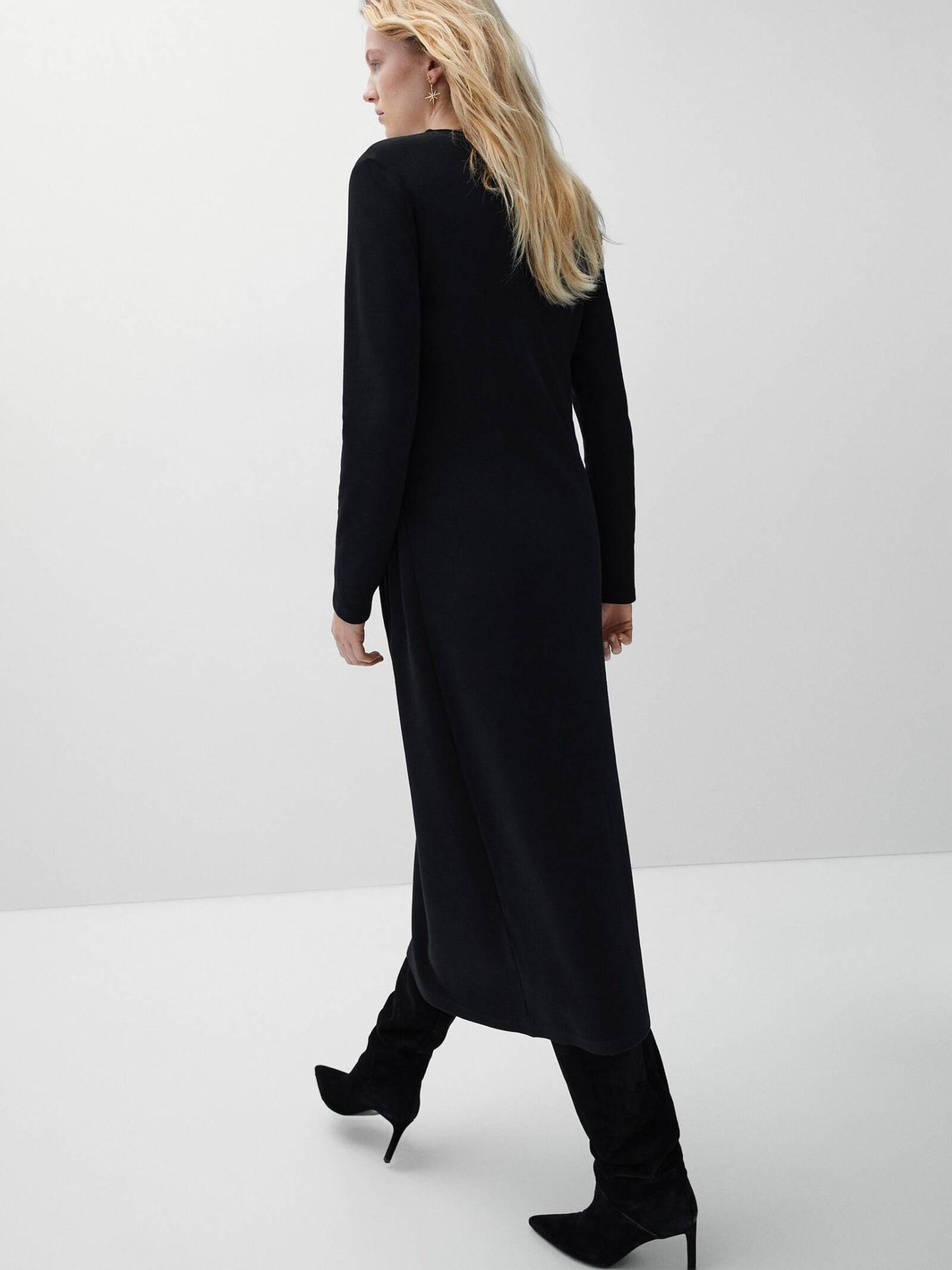 El vestido negro de Massimo Dutti (con efecto una talla menos) que combina genial con botas altas. (Cortesía)