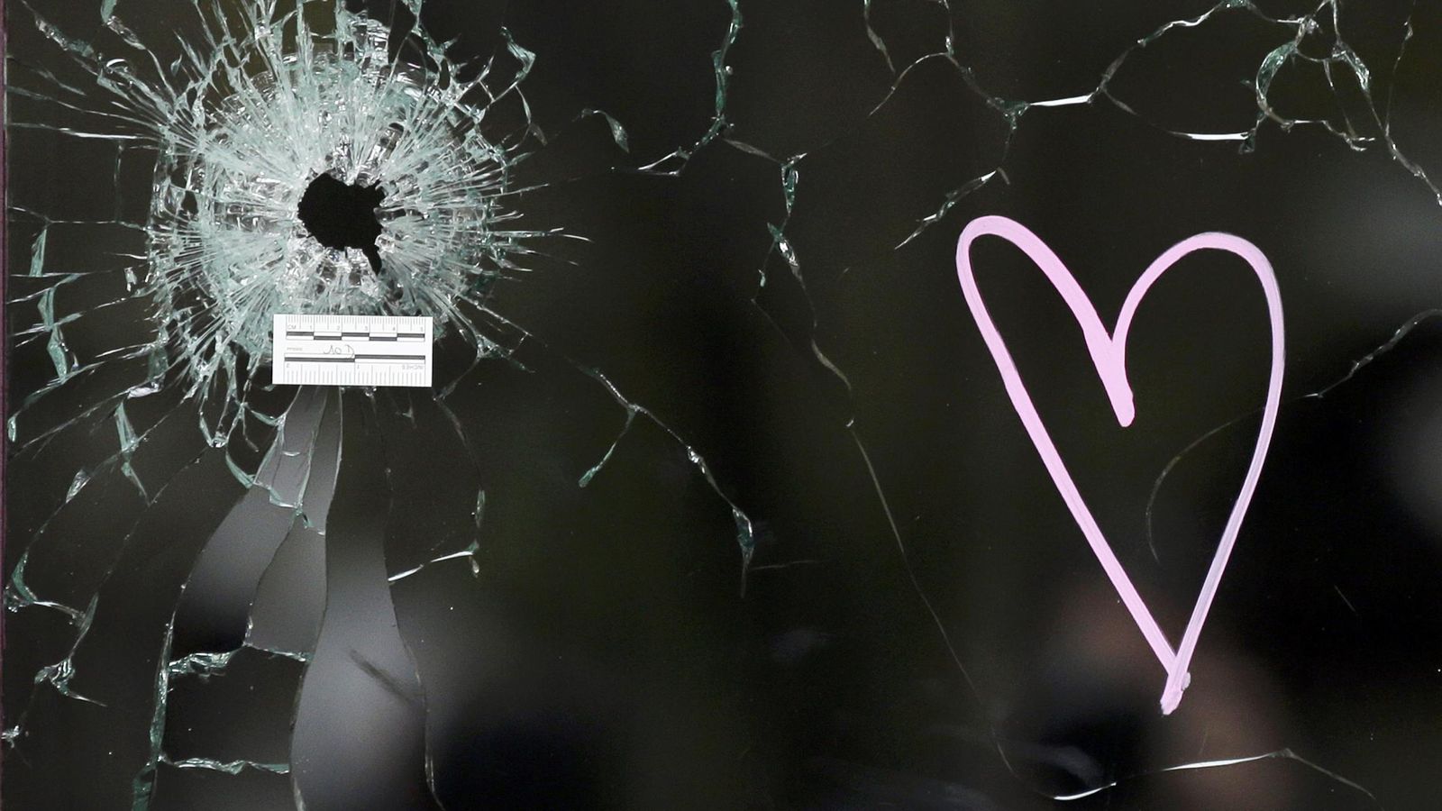 Foto: Un impacto de bala en la ventana del restaurante Le Carillion, Paris. (Reuters)
