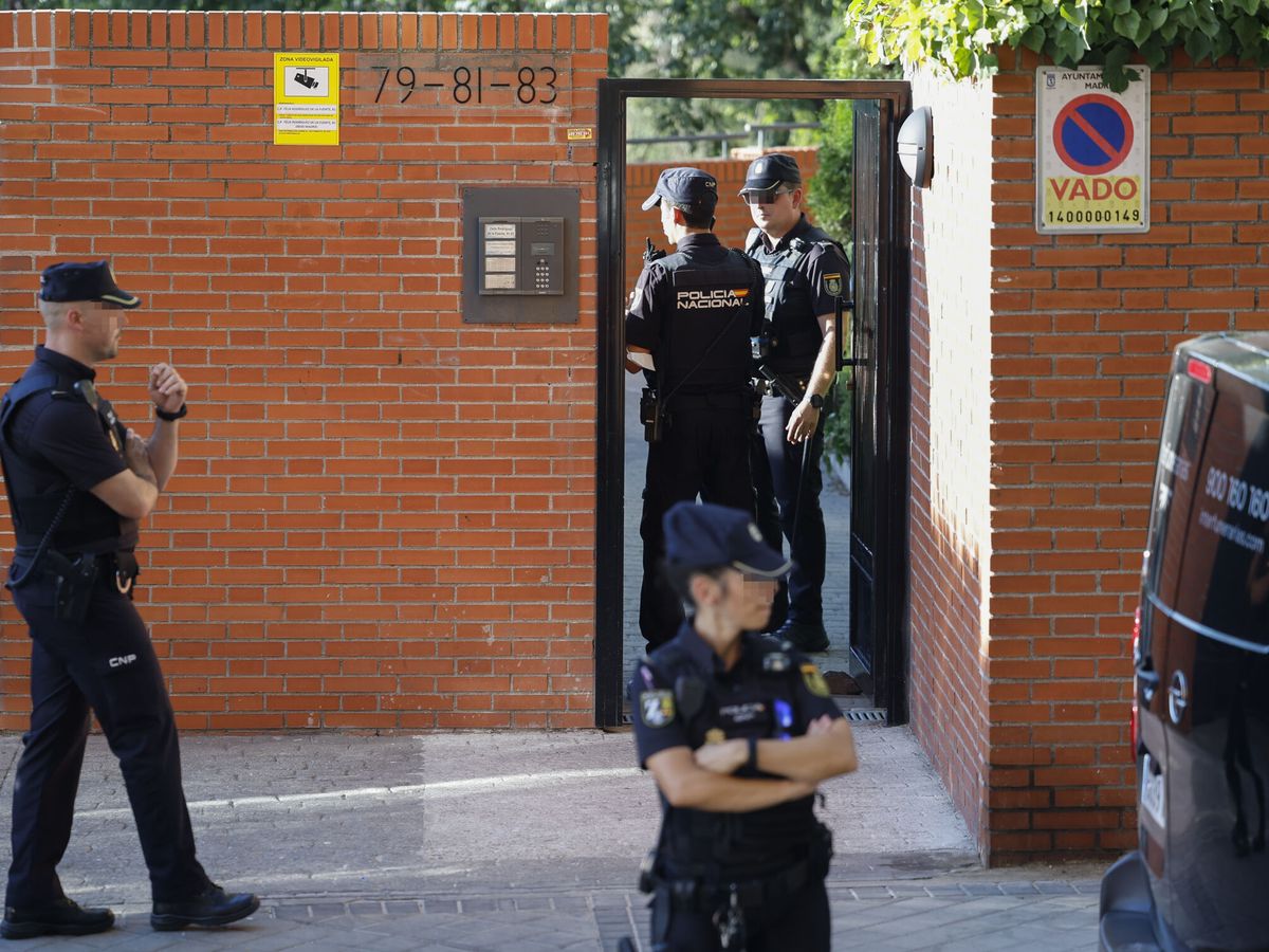 Foto: Agentes de la Policía Nacional en la puerta de la vivienda. (EFE/Mariscal)