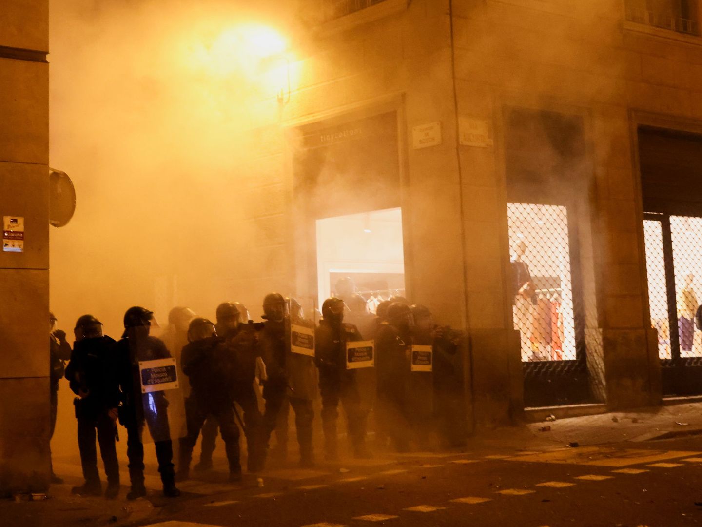Los Mossos d'Esquadra, durante las protestas por la libertad de Pablo Hasél en Barcelona. (Reuters)