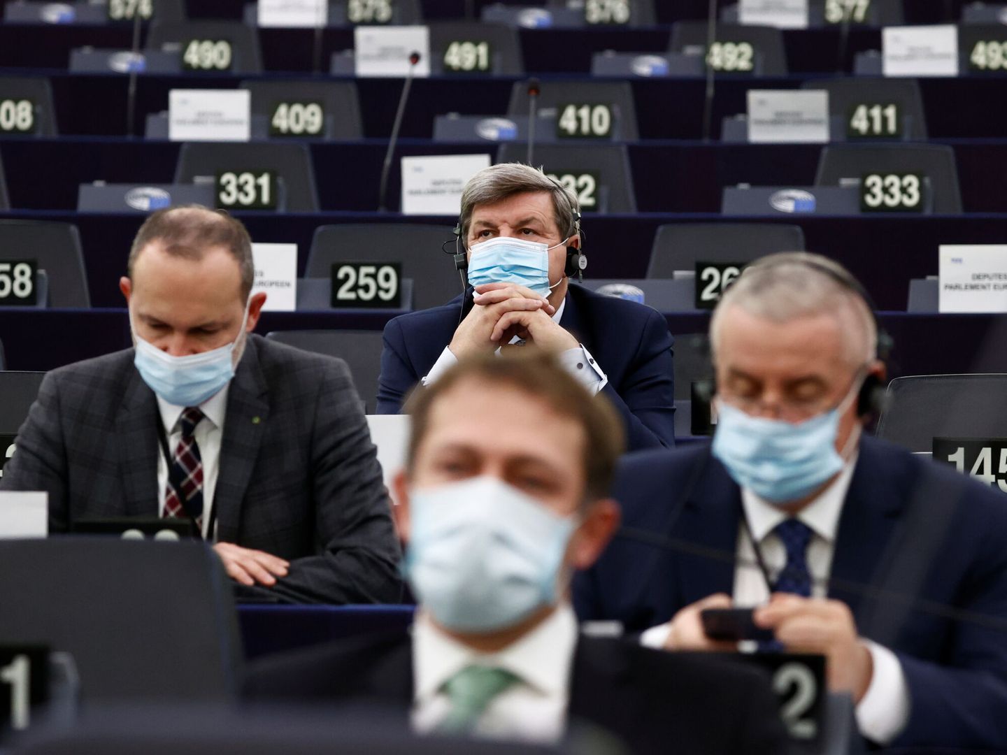Eurodiputados escuchan un debate sobre la reforma agraria en el pleno de Estrasburgo. (Reuters)