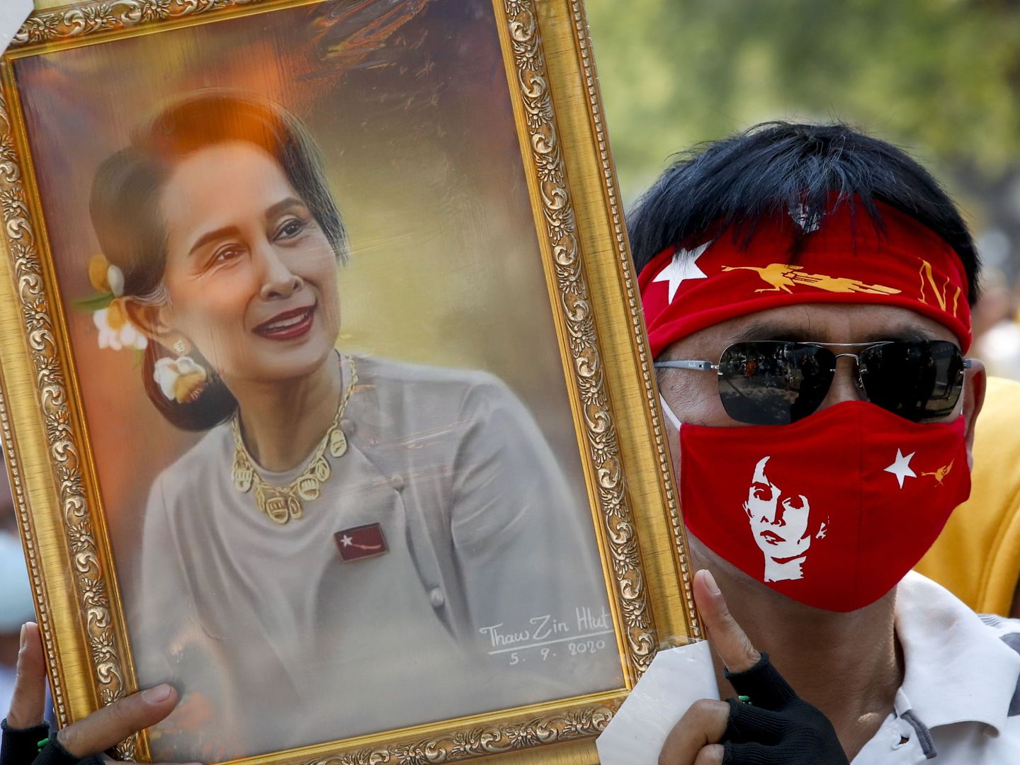 Un seguidor de Aung San Suu Kyi con un retrato suyo en Myanmar. (Reuters)